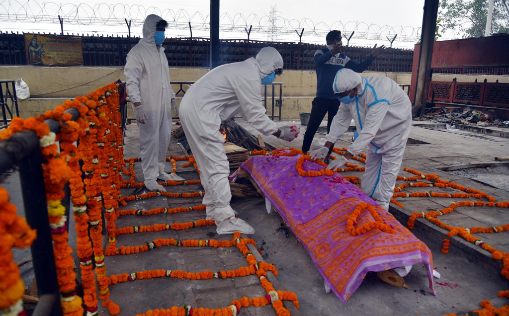 Corpo de uma vítima Covid-19 é preparado para os últimos ritos no crematório de Nova Delhi, Índia