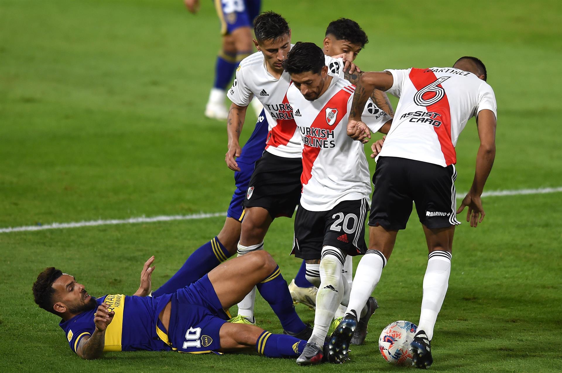 Boca Juniors e River Plate se enfrentando no Campeonato Argentino