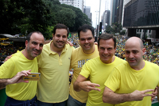 Políticos e personalidades contrários a Dilma Rousseff protestam de camisa amarela em cima de carro de som