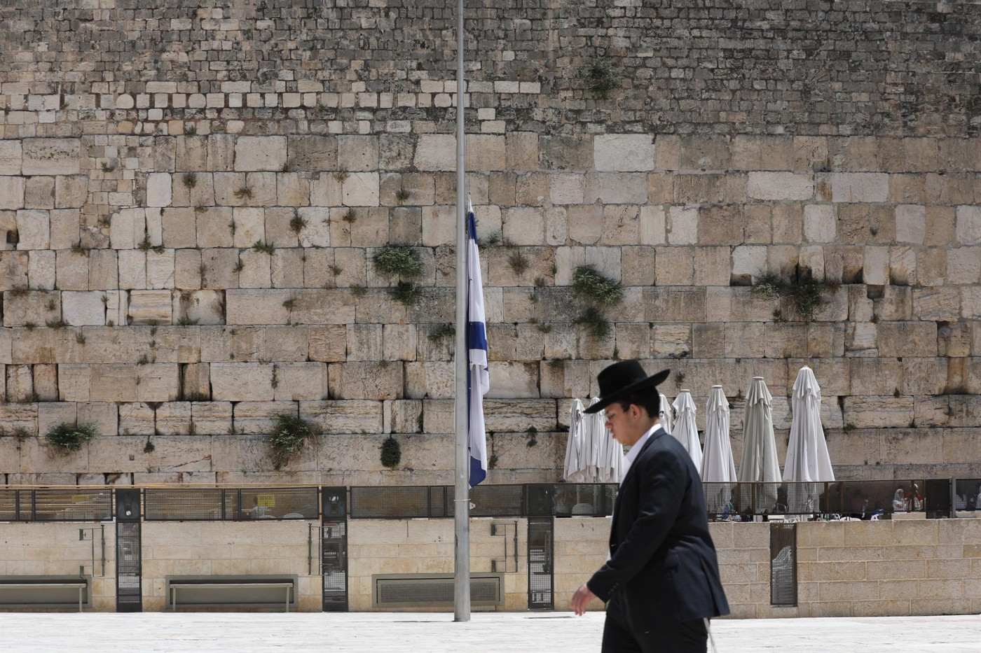 Judeu ortodoxo caminha em frente ao Muro das Lamentações em Jerusalém, em Israel