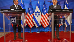 O primeiro-ministro israelense Benjamin Netanyahu (direita) e o secretário de Estado dos Estados Unidos, Anthony Blinken (esquerda), realizam uma coletiva de imprensa conjunta em Jerusalém