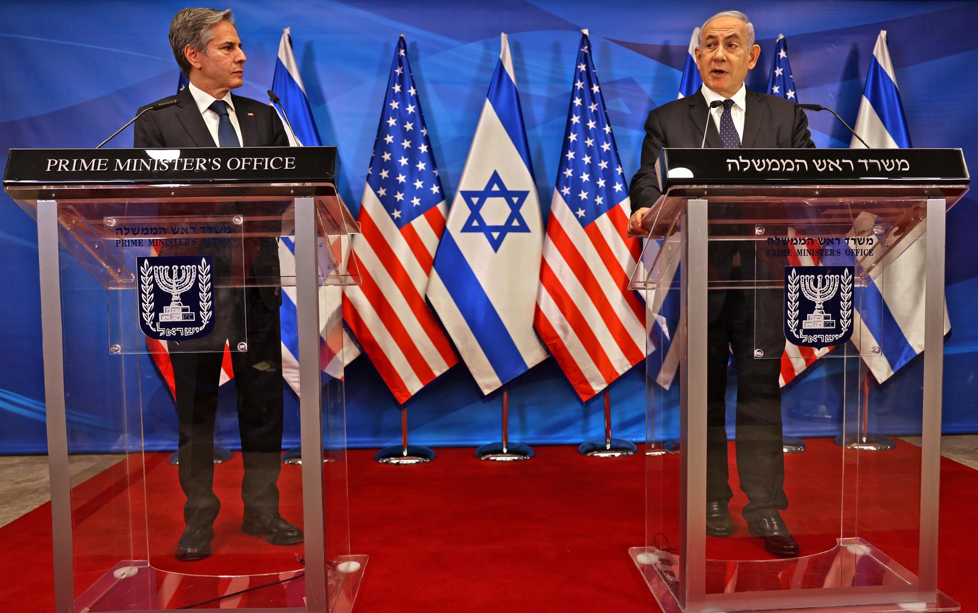 O primeiro-ministro israelense Benjamin Netanyahu (direita) e o secretário de Estado dos Estados Unidos, Anthony Blinken (esquerda), realizam uma coletiva de imprensa conjunta em Jerusalém