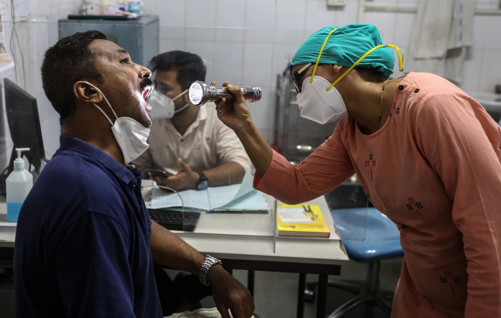 Médico examina paciente com suspeita de mucormicose no Hospital Navi Mumbai Municipal Corporation em Navi Mumbai, Índia