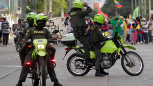 Policiais tiram foto de protestos em Cartagena das Índias