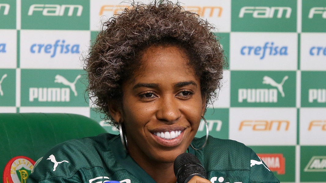 De camisa do Palmeiras, a atacante Chu Santos fala em entrevista coletiva