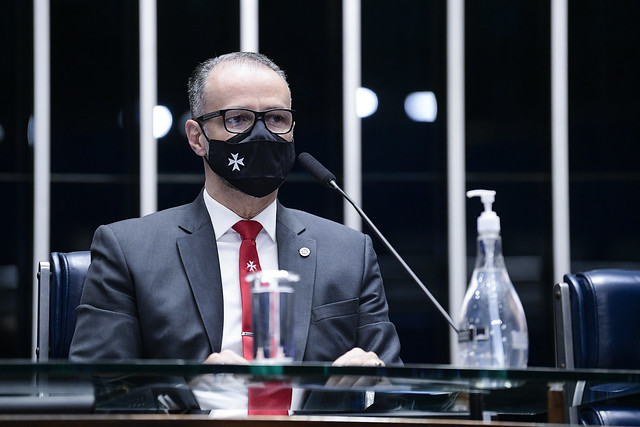Homem com máscara fala em sessão do Senado