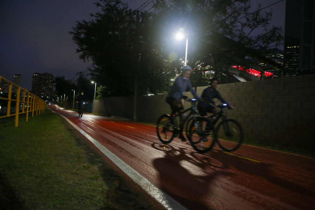 bicicletas passando em ciclofaixa