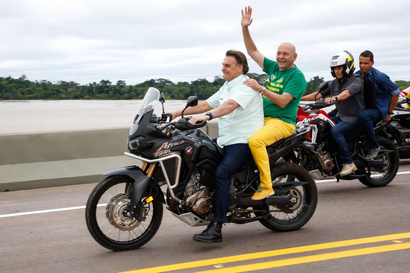 Bolsonaro em moto com Luciano Hang na garupa