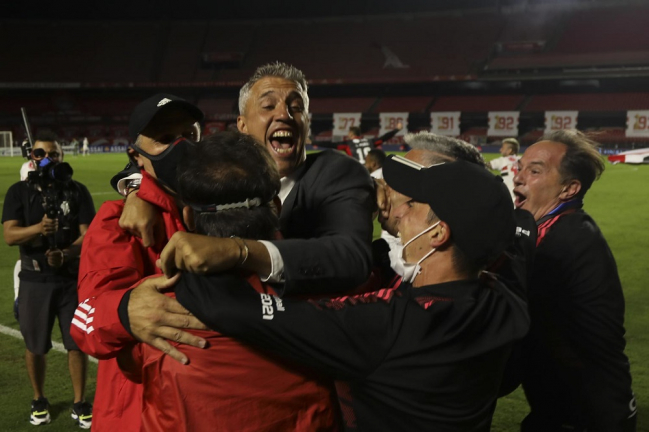 Externando felicidade, Hernán Crespo abraça quatro integrantes da comissão técnica do São Paulo non gramado do Morumbi após conquistar o título paulista