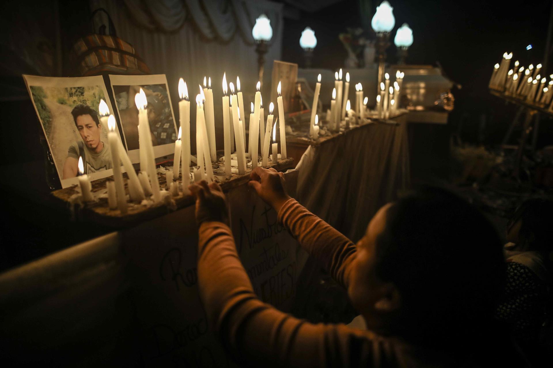 Peruanos acendem velas em homenagem às vítimas do massacre atribuído ao Sendero Luminoso