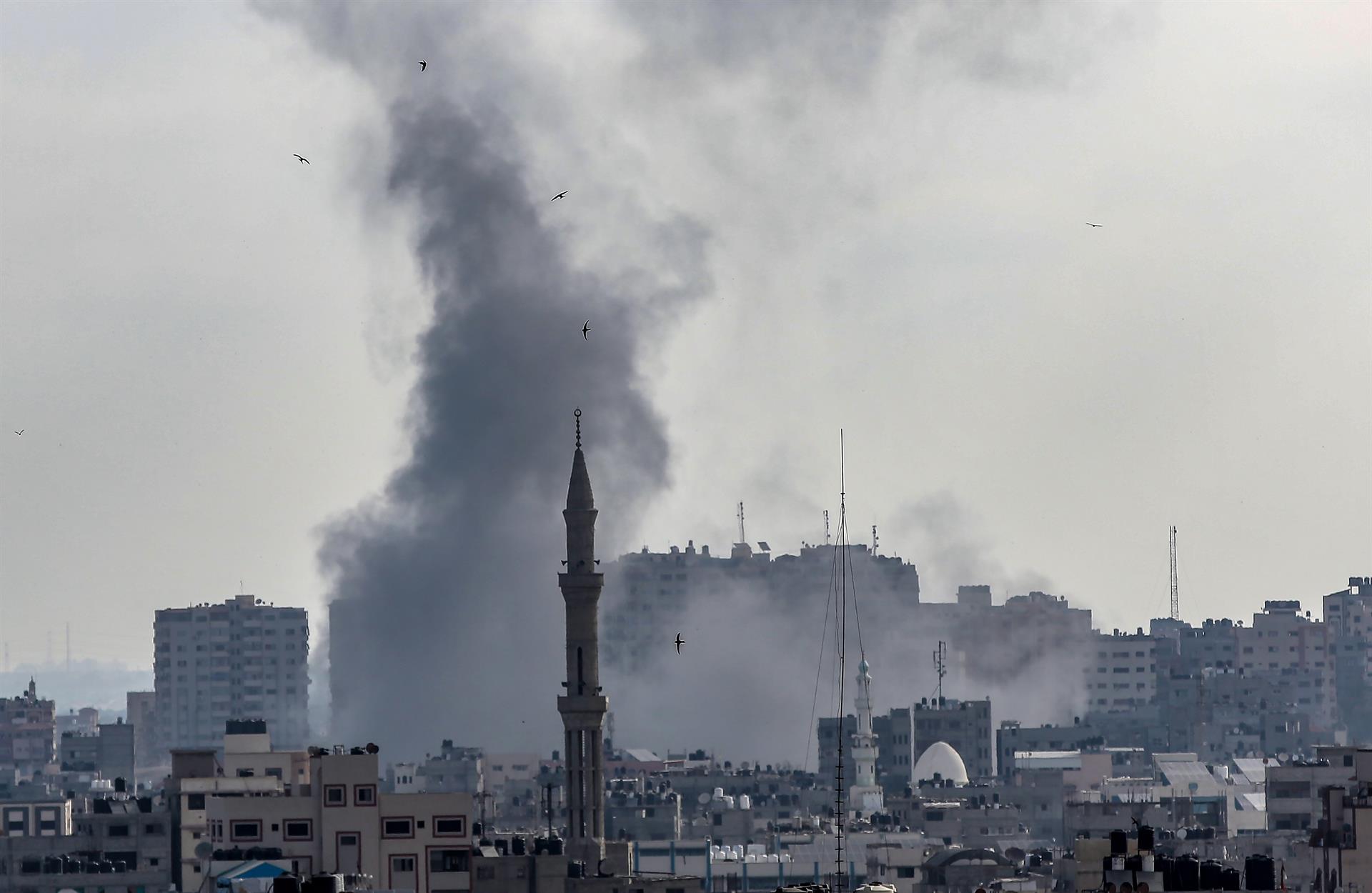 Fumaça sobre no norte de Gaza após um ataque aéreo israelense