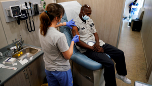 Homem recebe a vacina contra Covid-19 em unidade móvel em Washington D.C.