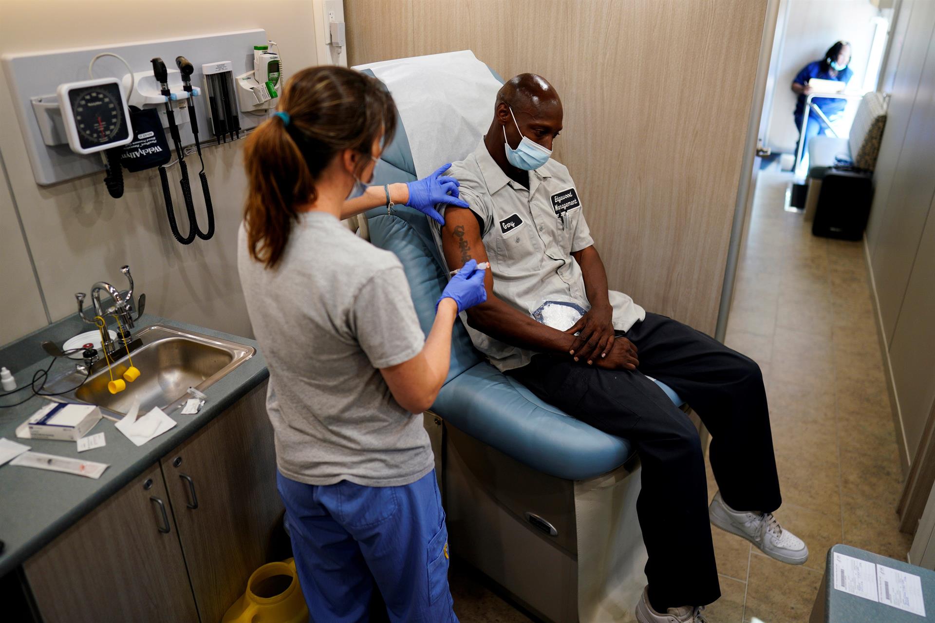 Homem recebe a vacina contra Covid-19 em unidade móvel em Washington D.C.