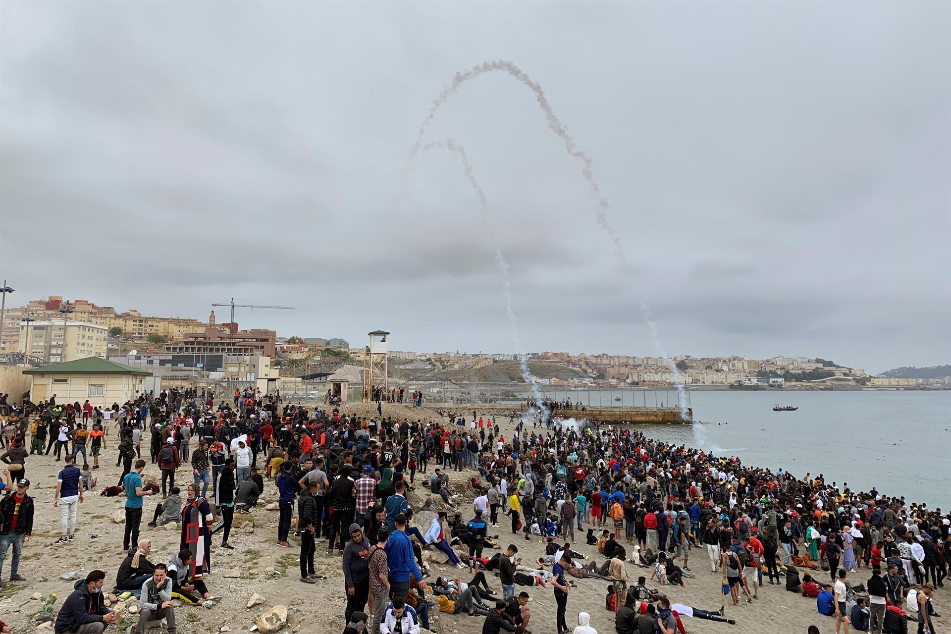 Mais de 6 mil migrantes vindos do Marrocos entram no enclave espanhol de Ceuta