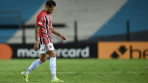 Daniel Alves deixou a partida entre Racing e São Paulo com dores