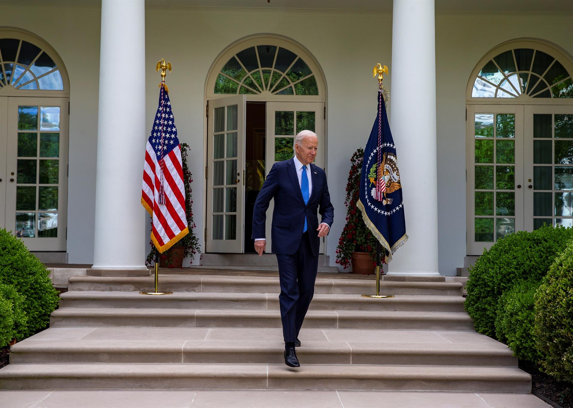 O presidente dos Estados Unidos, Donald Trump, deixa a Casa Branca para coletiva de imprensa ao ar livre