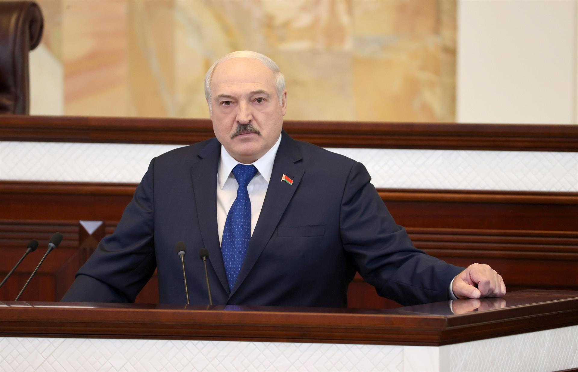 Presidente de Belarus, Alexander Lukashenko, discursa diante do Parlamento em Minsk