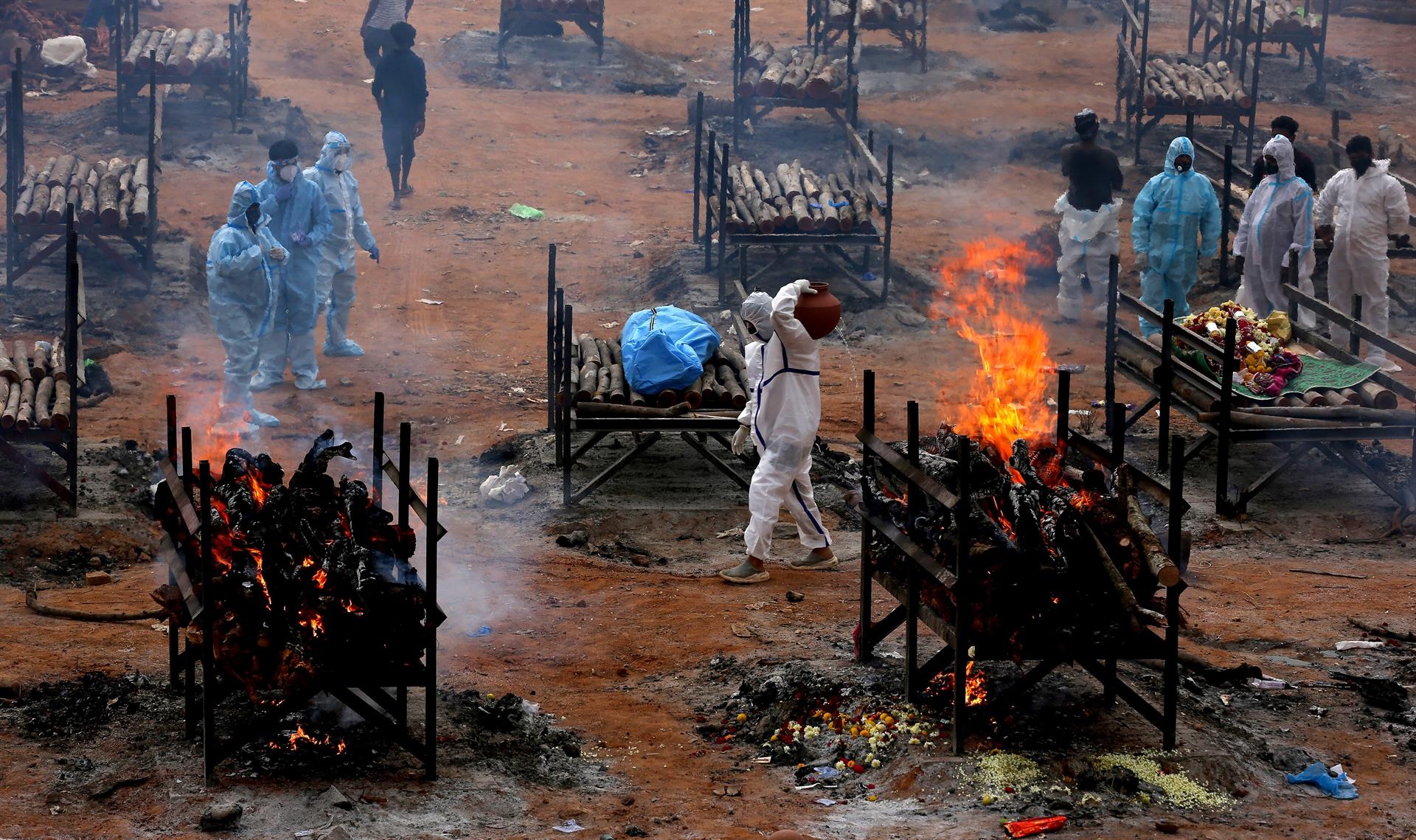 Funeral para vítimas da Covid-19 em campo de cremação em massa em Bangalore, na Índia