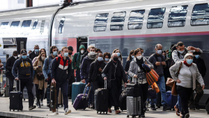 Passageiros desembarcam de trem na estação Gare de Lyon em Paris, na França