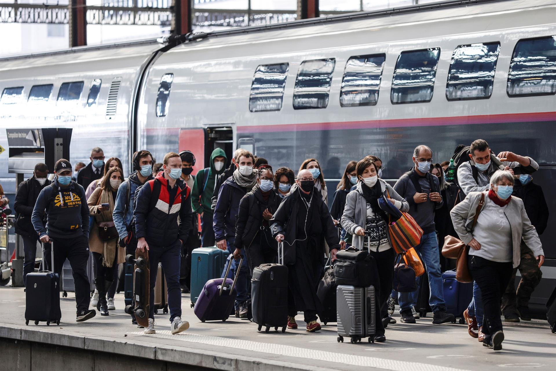 Passageiros desembarcam de trem na estação Gare de Lyon em Paris, na França