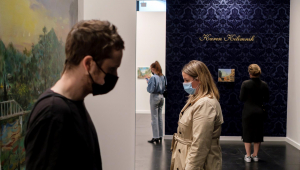 Visitantes apreciam obras de arte na Frieze New York Art Fair