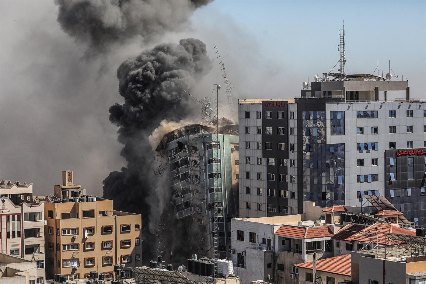 Prédio desaba após um ataque aéreo israelense atingir a torre Al-Jalaa, que abriga apartamentos e vários veículos de mídia, incluindo The Associated Press e Al Jazeera, na cidade de Gaza,