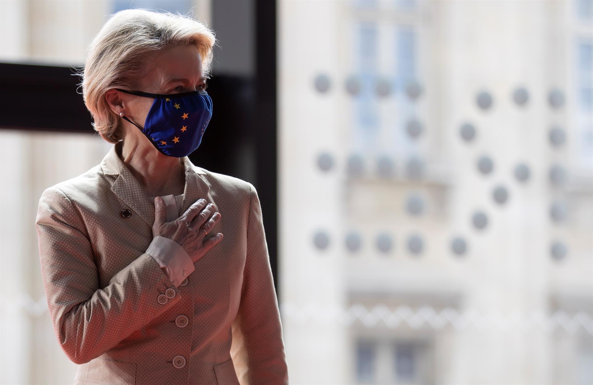 A presidente da Comissão Europeia, Ursula von der Leyen, usa máscara com bandeira do bloco econômico