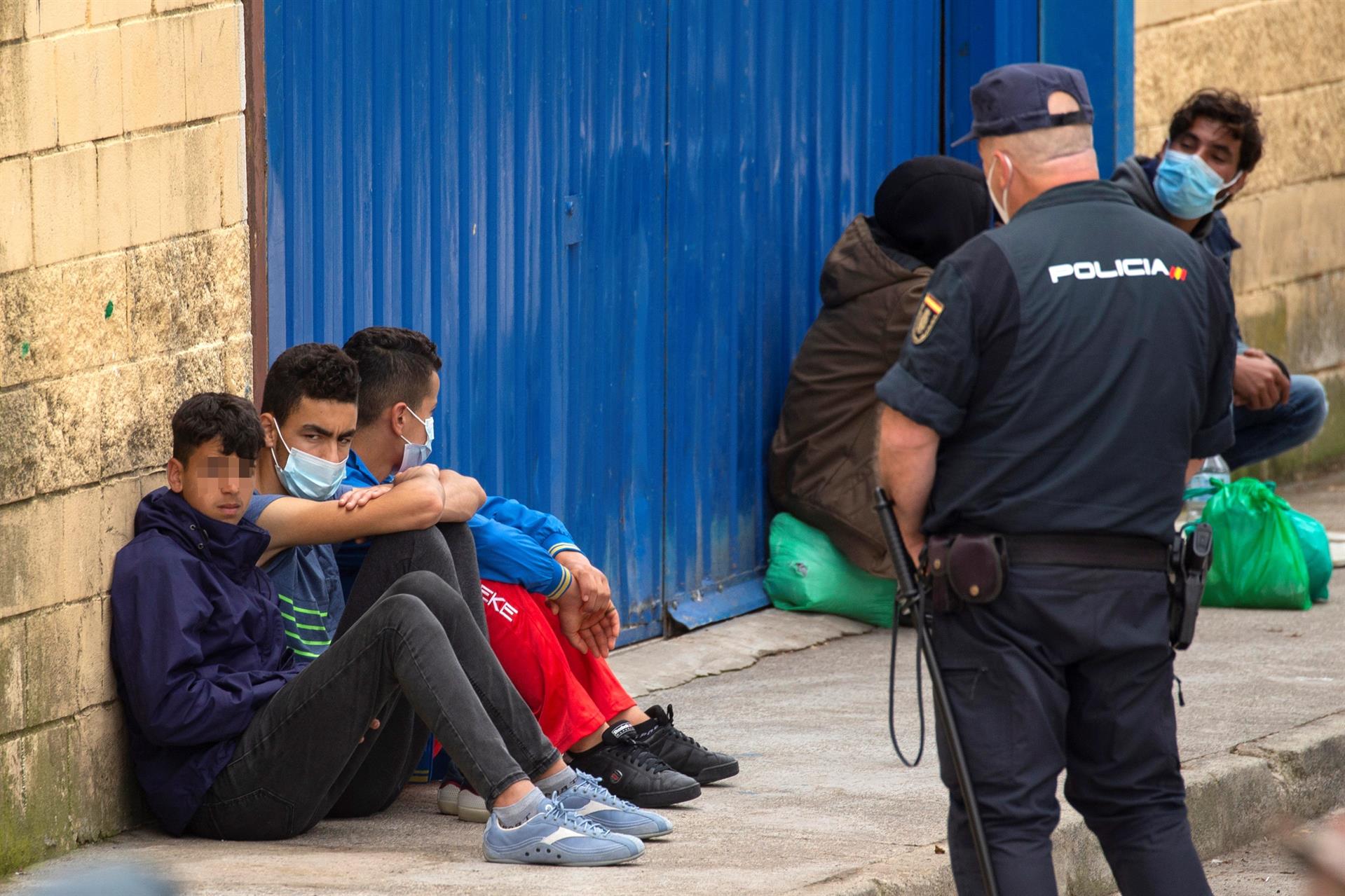 Dentre os migrantes vindos do Marrocos que atravessaram a fronteira com Ceuta, pelo menos 850 eram menores de idade