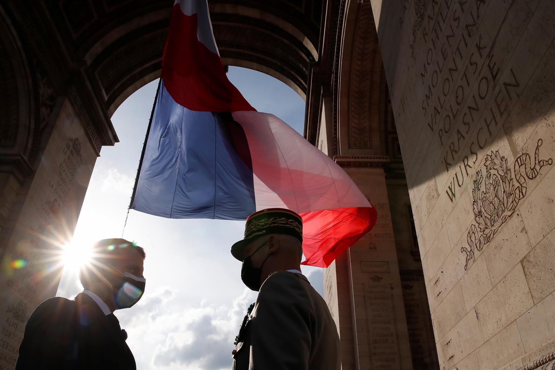 Presidente Emmanuel Macron participa de evento no Arco do Triunfo, em Paris