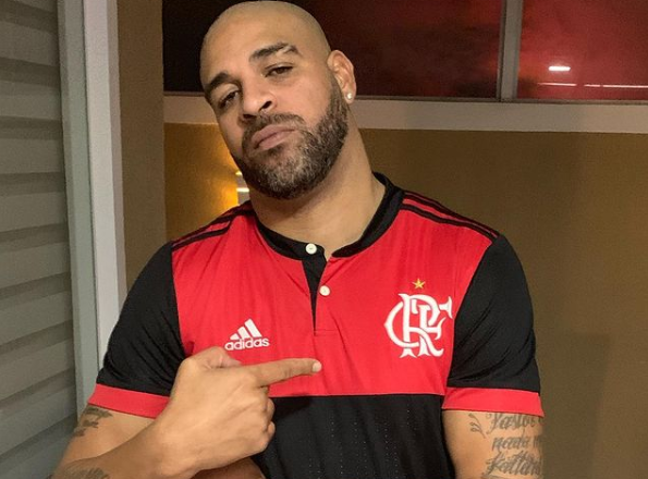 Adriano posando com a camisa do Flamengo