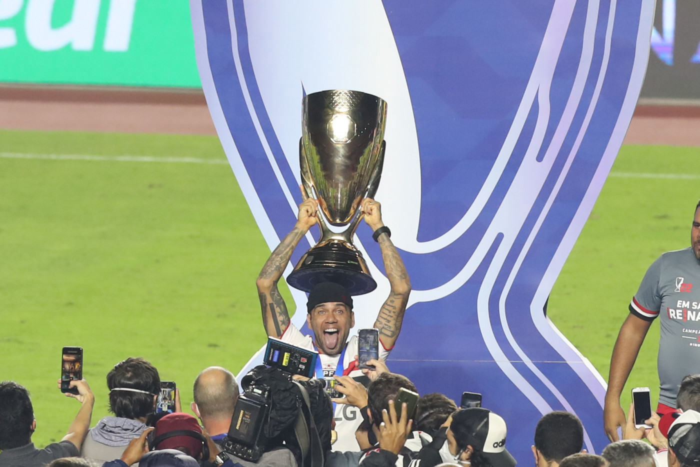 Daniel Alves comemora título do Paulistão com o São Paulo