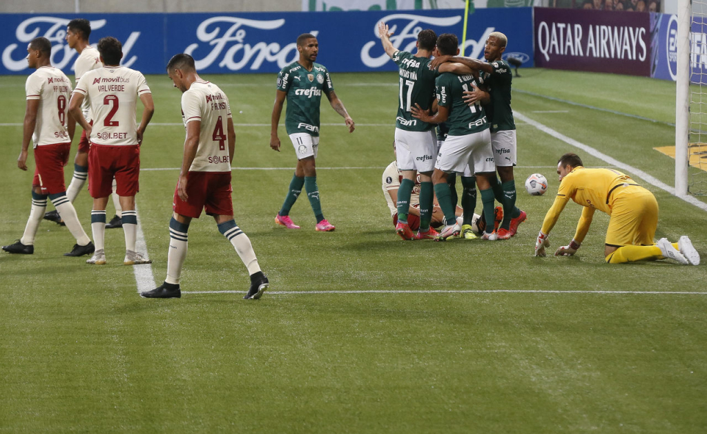 Palmeiras goleia Universitario e fica com segunda melhor campanha