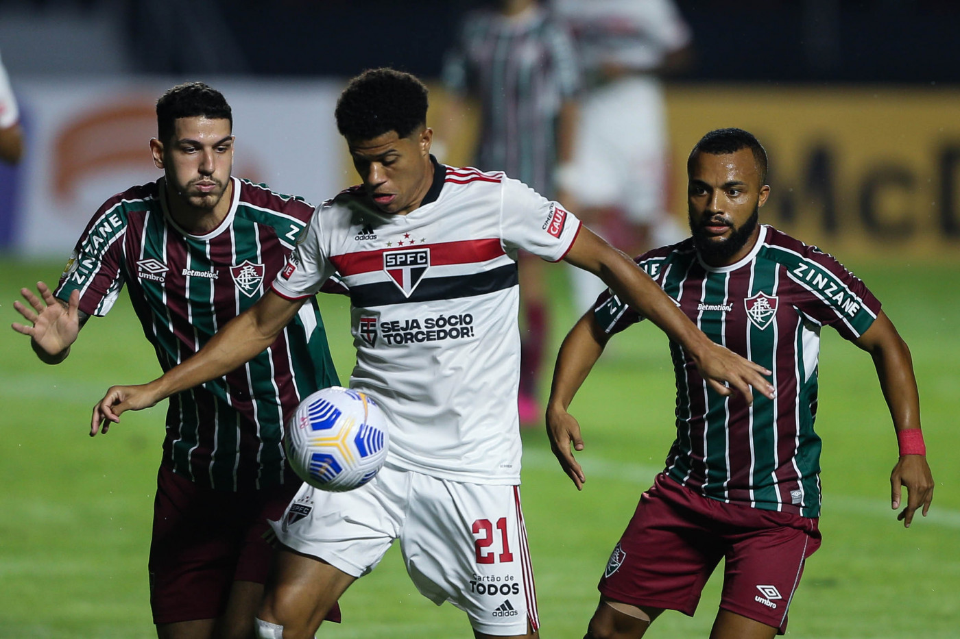 Jogadores de São Paulo e Fluminense disputam bola