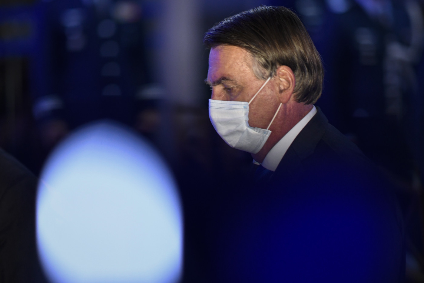 Jair Bolsonaro andando com máscara