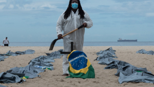 ONG Rio de paz faz protesto na praia de Copacabana pelas 400 mil vítimas da Covid-19 no Brasil