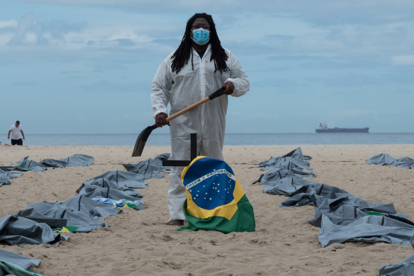 ONG Rio de paz faz protesto na praia de Copacabana pelas 400 mil vítimas da Covid-19 no Brasil