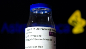 Imagem com um frasco da vacina de Oxford/AstraZeneca