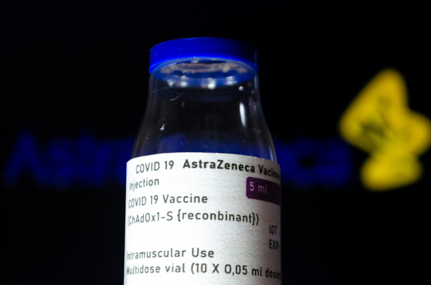 Imagem com um frasco da vacina de Oxford/AstraZeneca
