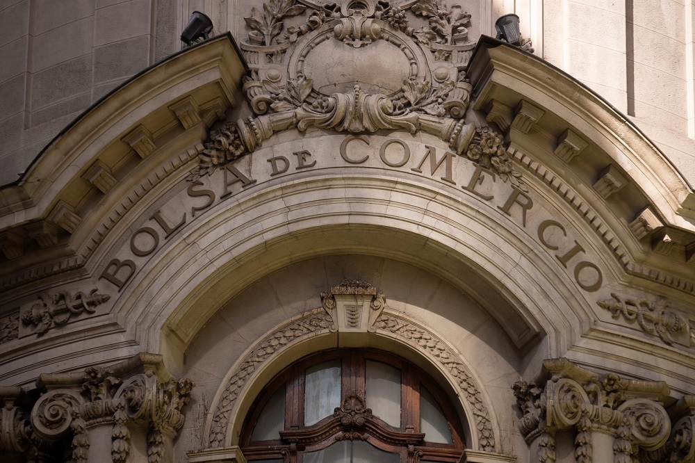 Imagem da fachada do prédio da Bolsa de Valores de Santiago