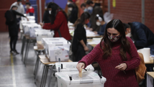 Chilenos votam durante as eleições locais e constituintes em Santiago