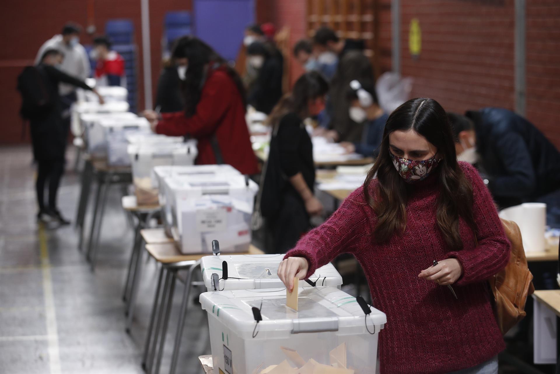 Chilenos votam durante as eleições locais e constituintes em Santiago