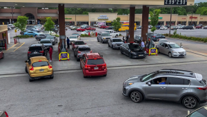 Norte-americanos fazem filas para abastecer seus carros em meio temores de que paralisação da Colonial Pipeline