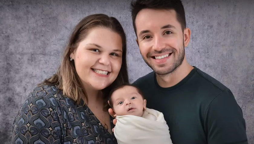 Os pais Talita e Murilo em foto com o bebê Enrico, que nasceu com anticorpos para a Covid-19
