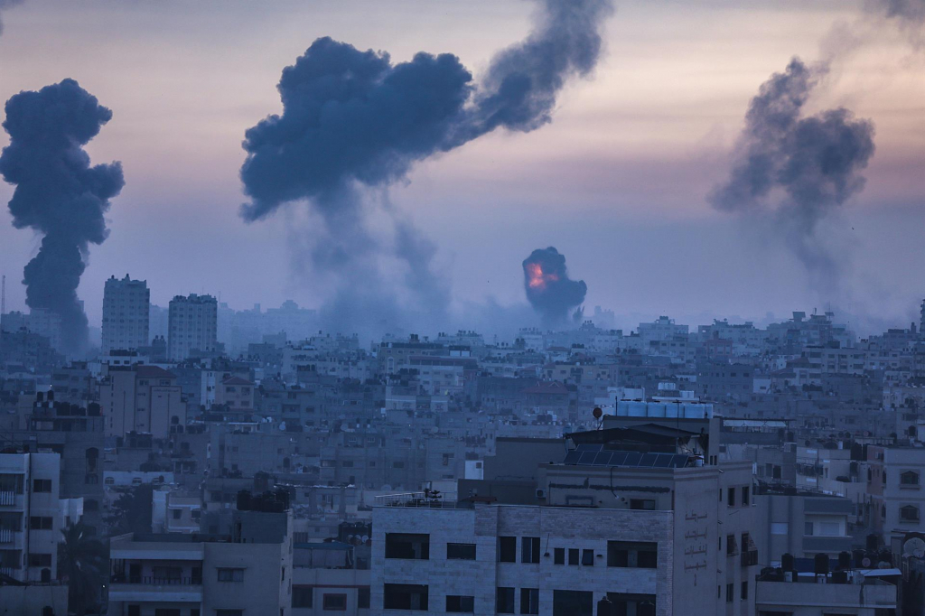 Fumaça e chamas aumentam após um ataque aéreo israelense na Cidade de Gaza nesta quarta-feira, 12