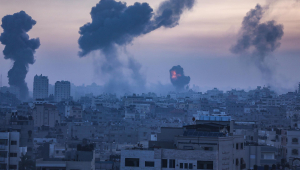 Fumaça e chamas aumentam após um ataque aéreo israelense na Cidade de Gaza nesta quarta-feira, 12