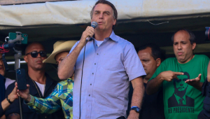 Bolsonaro discursando em ato