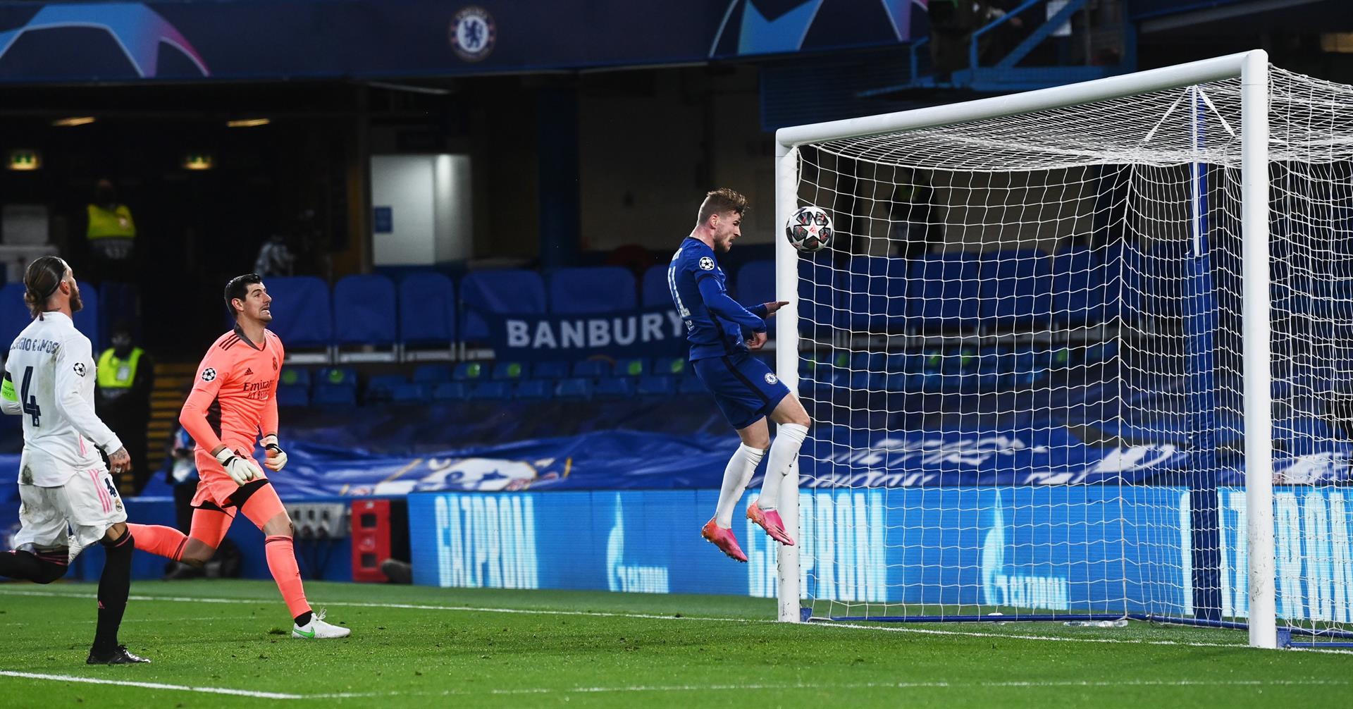 Timo Werner fazendo o gol da classificação do Chelsea contra o Real Madrid