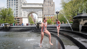 Crianças aproveitam alta das temperaturas para brincar em fonte da Washington Square Park, na cidade de Nova York