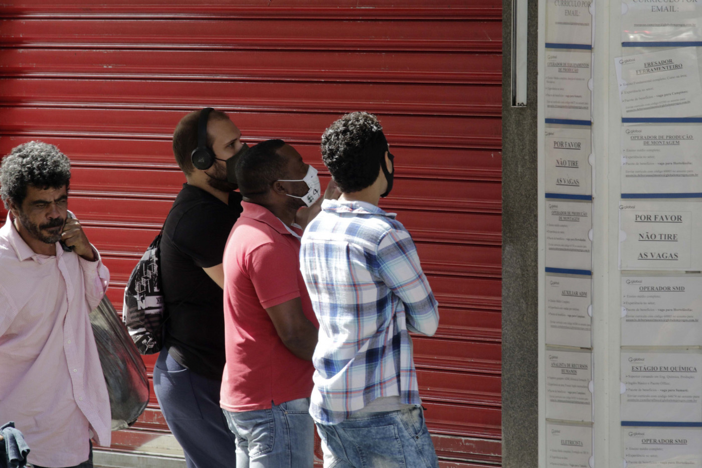 Pessoas em busca de vagas em frente à uma agência de emprego no centro de Campinas, São Paulo