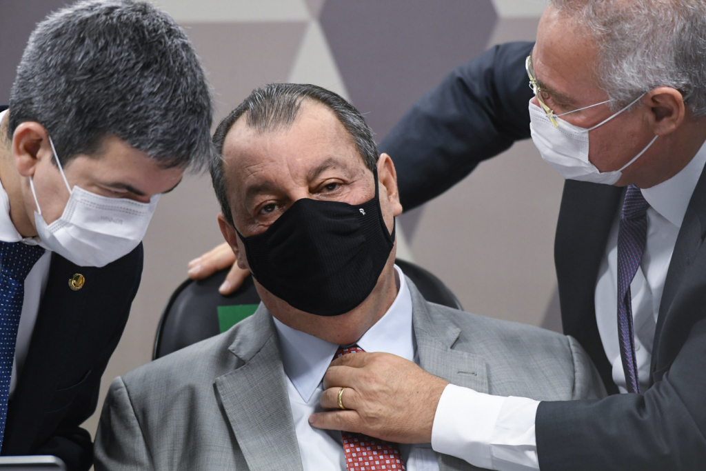 Randolfe Rodrigues, Omar Aziz e Renan Calheiros de máscara em sessão da CPI